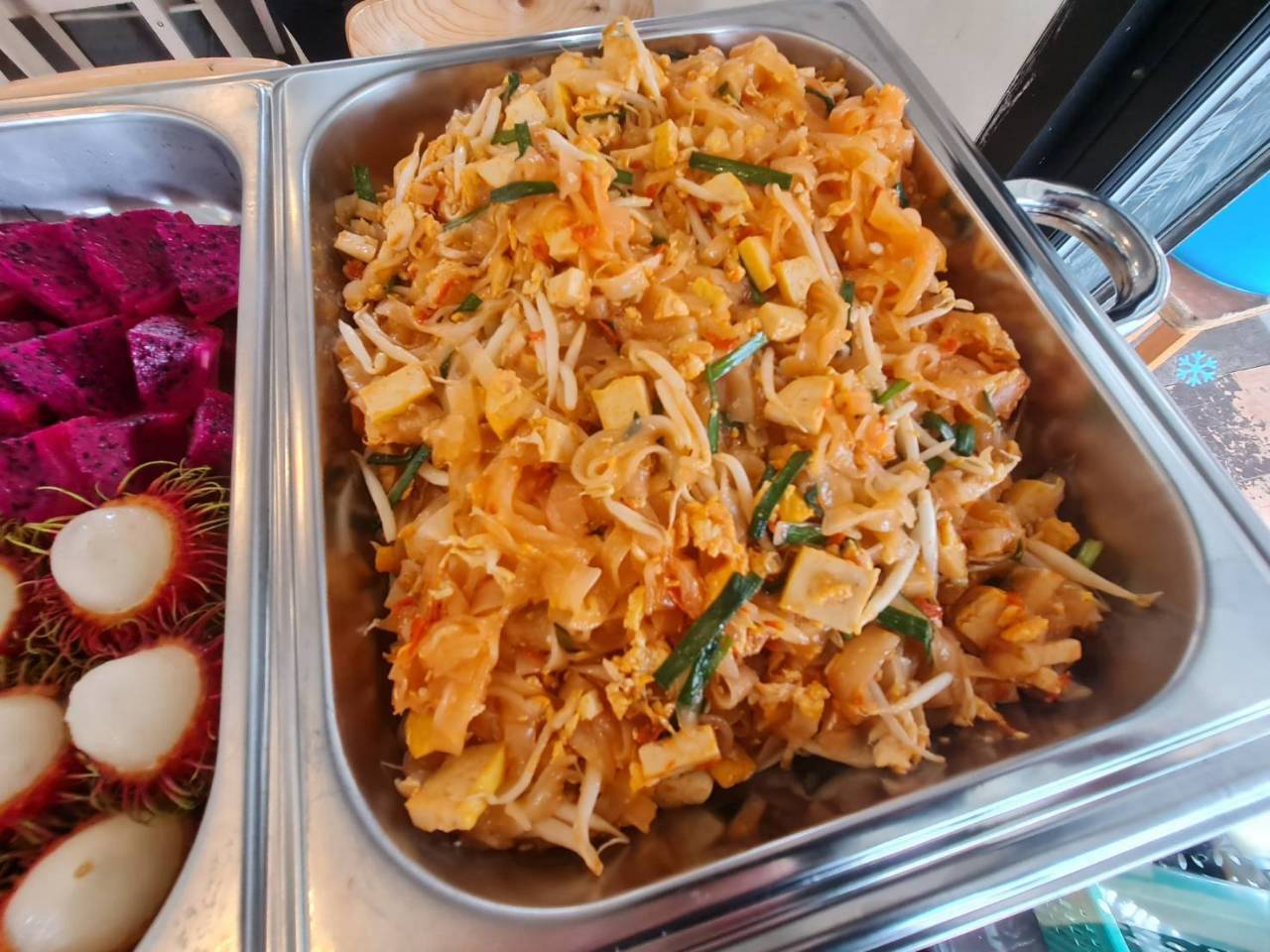 Tray of pad thai served for lunch on the Samoeng tour